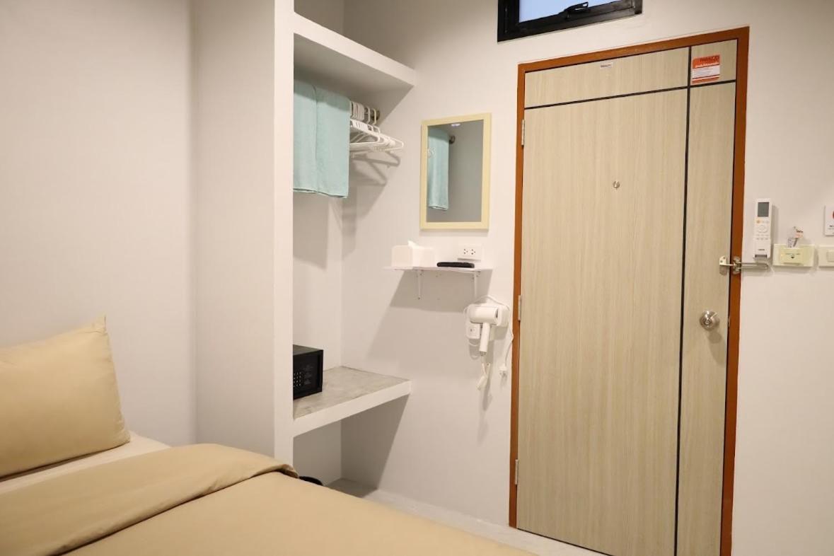 Y House Patong Hostel Kültér fotó