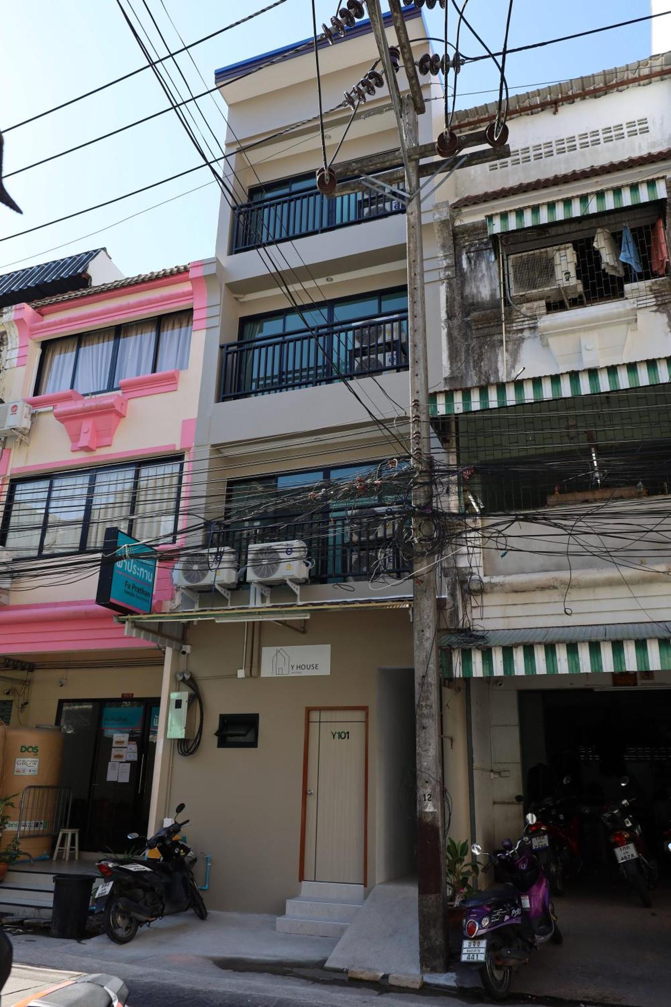 Y House Patong Hostel Kültér fotó